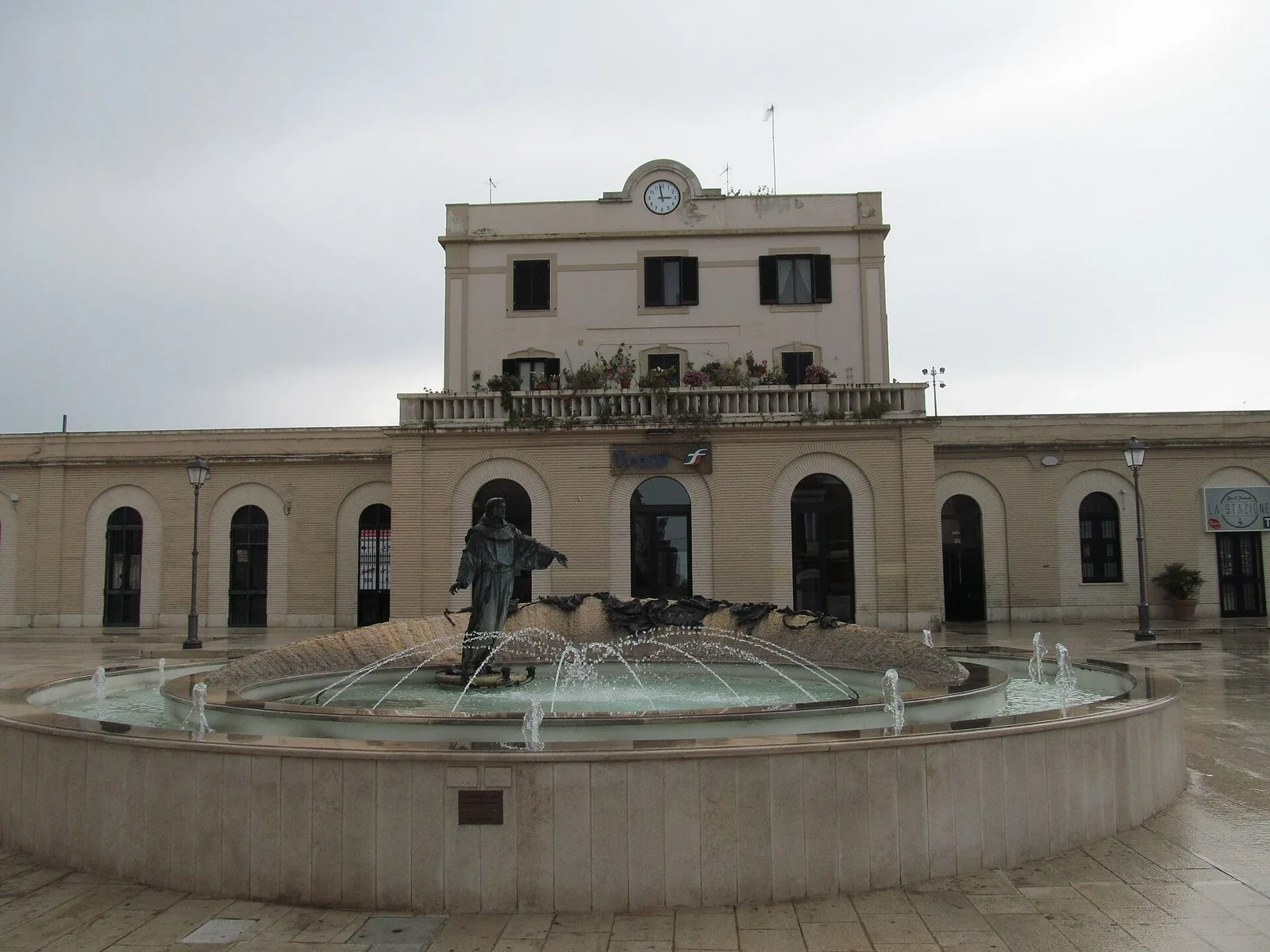 La facciata della stazione ferroviaria di Trani