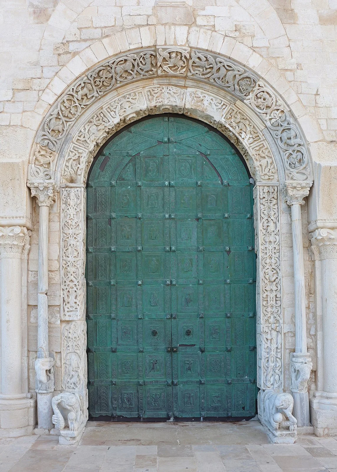 Il portale bronzeo della Cattedrale di Trani, incorniciato dalla pietra locale