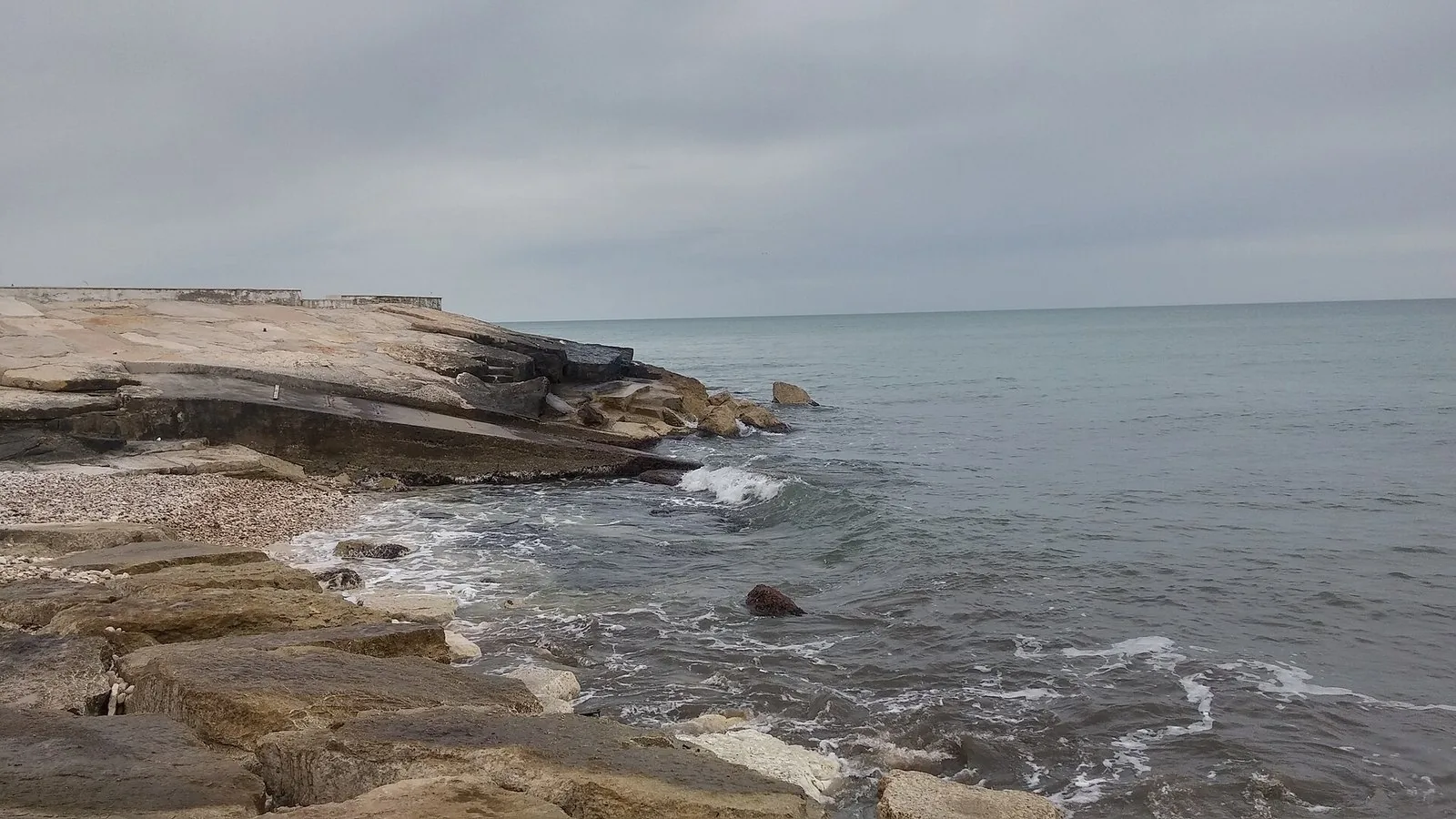 La scogliera bassa lungo il litorale di Trani