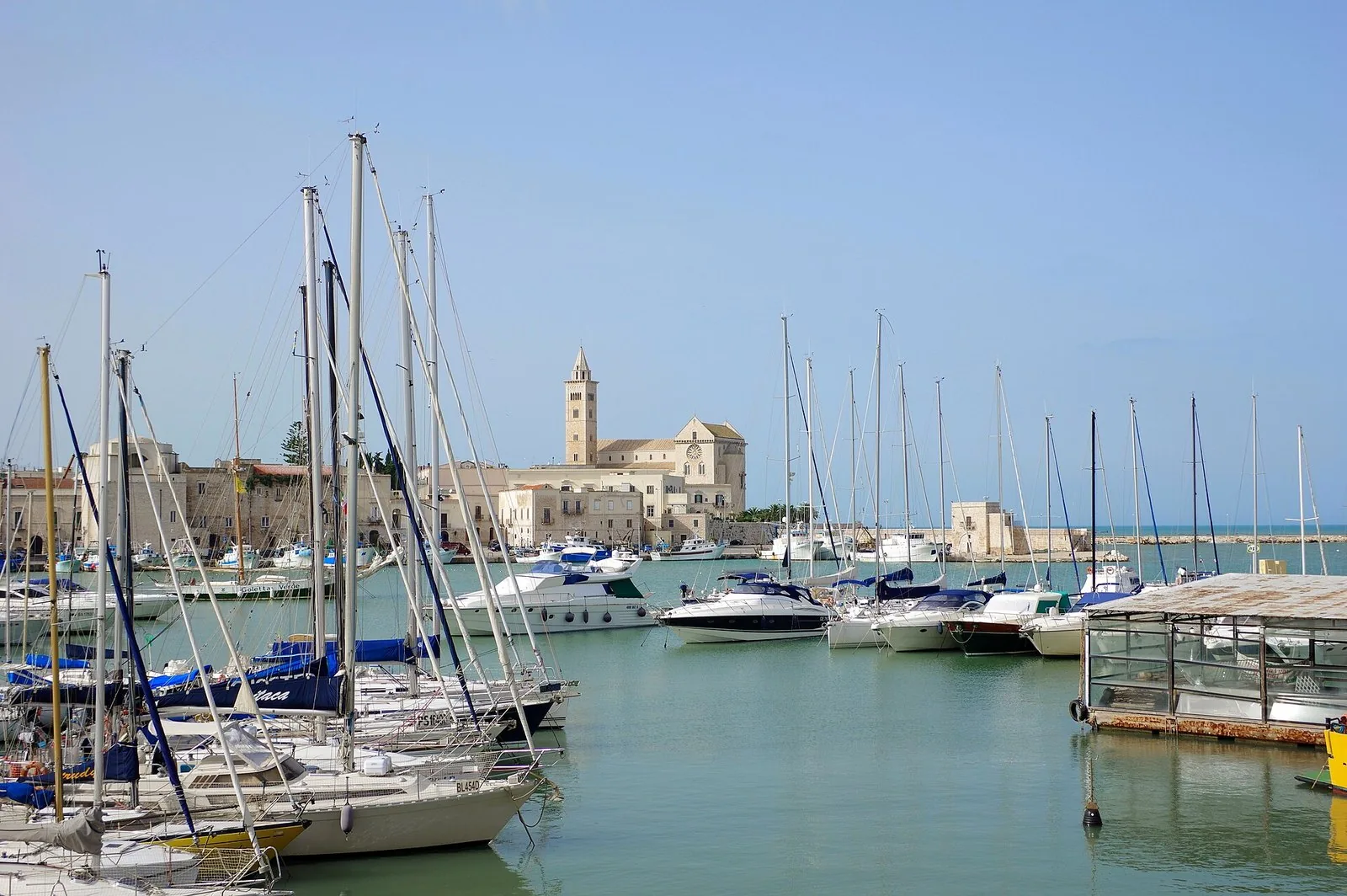 Le barche ormeggiate nel porto di Trani, con la Cattedrale sullo sfondo