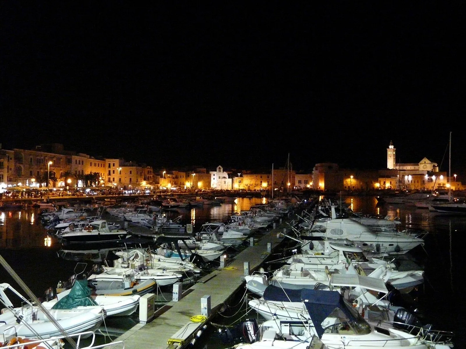 Il centro storico e il porto di Trani illuminati di sera