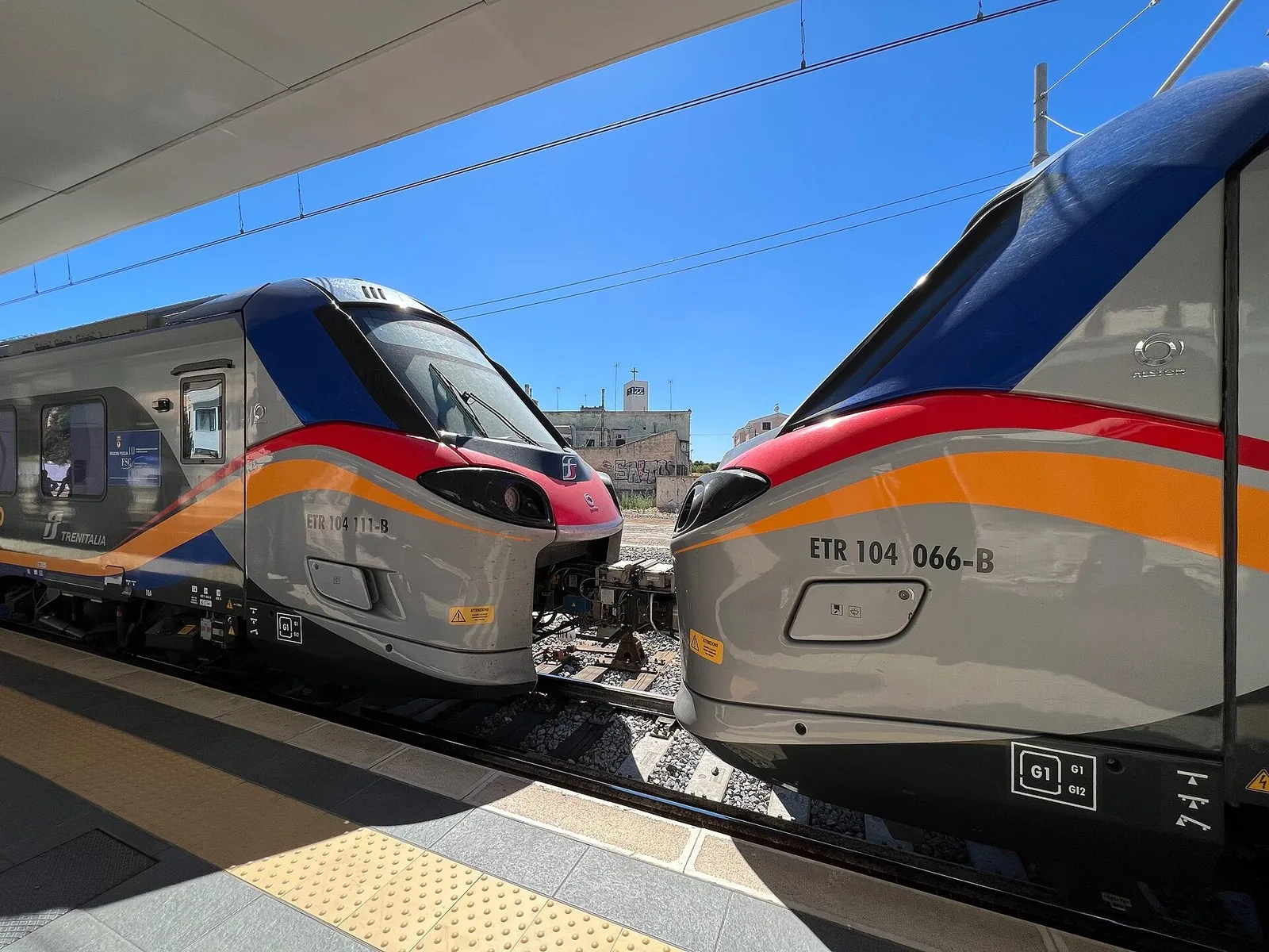 Due convogli regionali fermi al binario